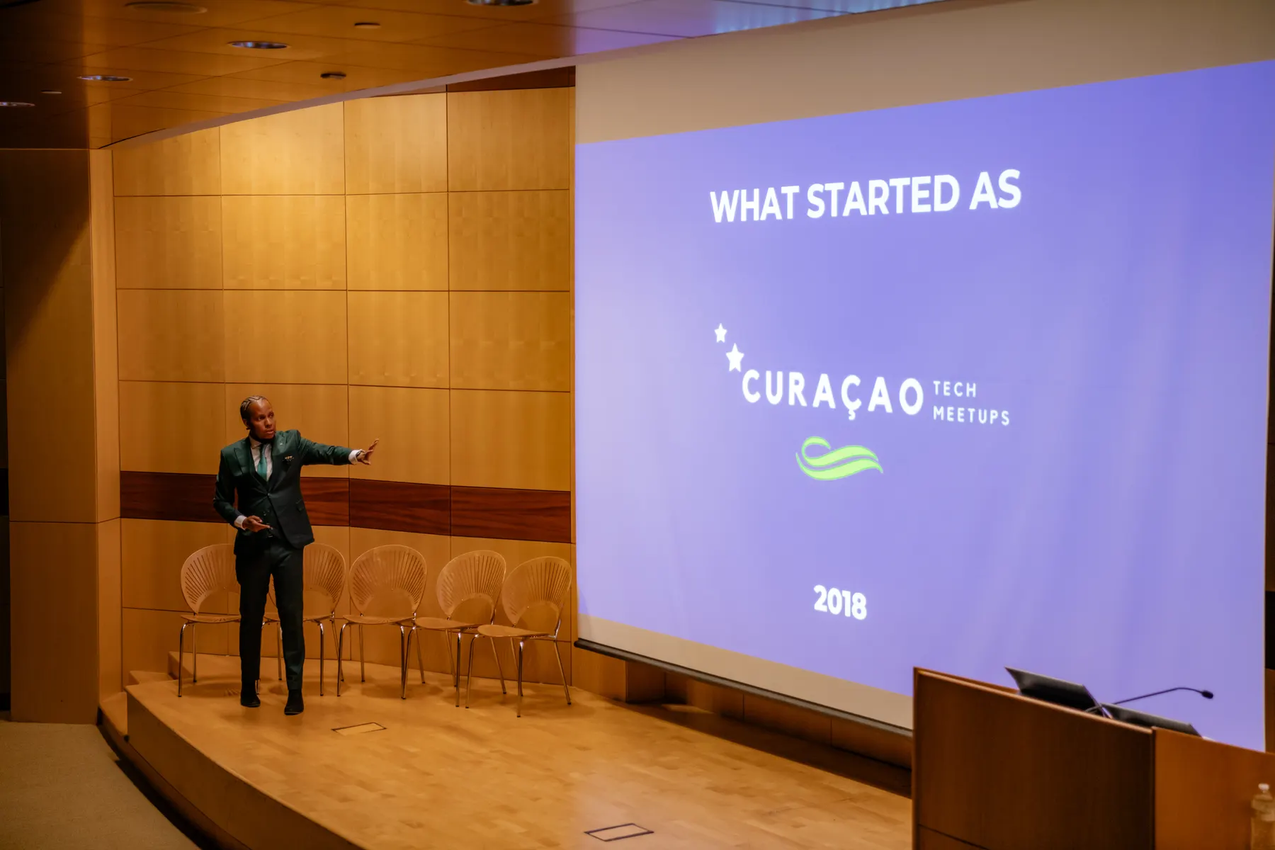 Adric Walter explaining how Curaçao Tech Meetups started in 2018